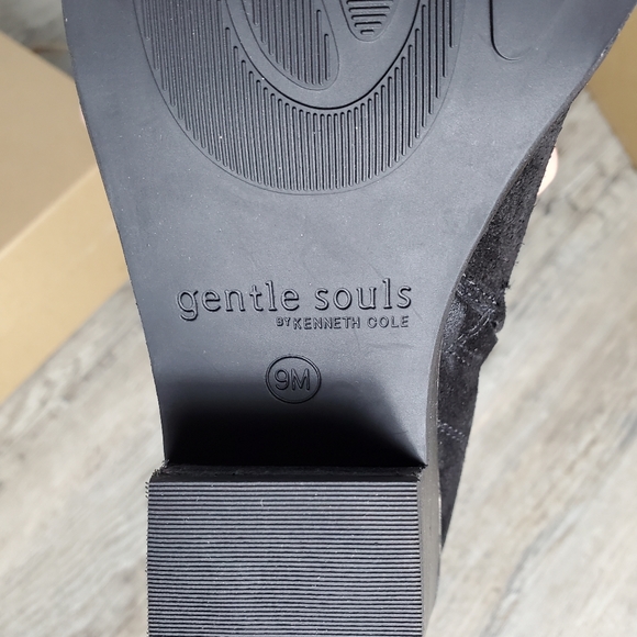 Kenneth Cole Blaise Black Leather Block Heel Boot - Picture 12 of 12